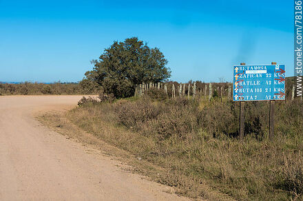 Distance sign on route 14/19 - Lavalleja - URUGUAY. Photo #78186
