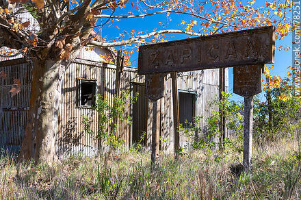 Estación de trenes de Zapicán. Cartel de la estación - Departamento de Lavalleja - URUGUAY. Foto No. 78251