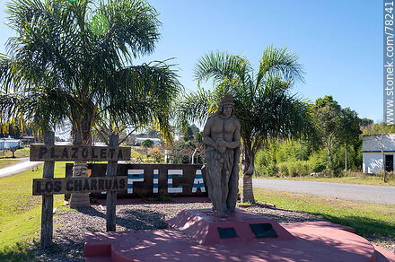 Plazoleta Los Charrúas. Estatua del charrúa Zapicán - Departamento de Lavalleja - URUGUAY. Foto No. 78241