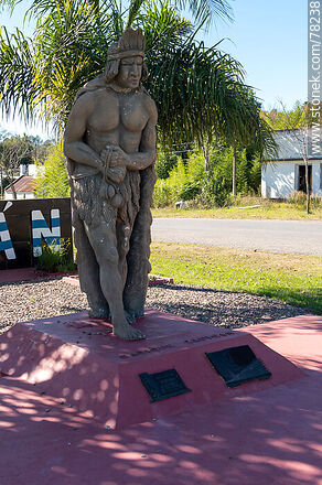 Estatua del charrúa Zapicán - Departamento de Lavalleja - URUGUAY. Foto No. 78238