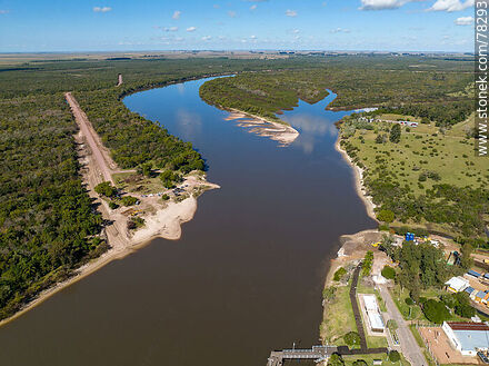 Vista aérea del río Cebollatí y la ruta 91 - Departamento de Treinta y Tres - URUGUAY. Foto No. 78293