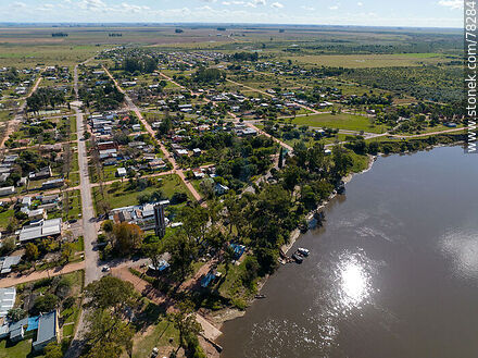 Vista aérea del río Cebollatí, cruce en balsa (2022) - Departamento de Treinta y Tres - URUGUAY. Foto No. 78284