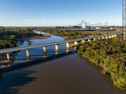Vista aérea de los tres puentes sobre el río Olimar en la capital departamental, el carretero (Ruta 8), el local y el ferroviario - Departamento de Treinta y Tres - URUGUAY. Foto No. 78344