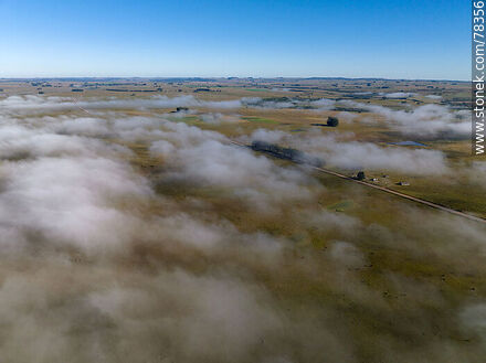 Vista aérea de bruma en forma de nubes muy bajas sobre el campo y la ruta 8 -  - URUGUAY. Foto No. 78356