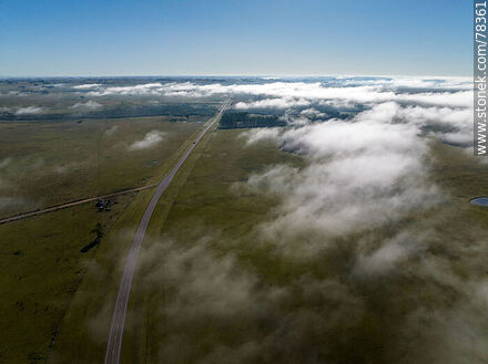 Vista aérea de bruma en forma de nubes muy bajas sobre el campo y la ruta 8 - Departamento de Treinta y Tres - URUGUAY. Foto No. 78361