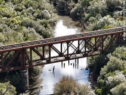 Vista aérea del puente ferroviario sobre el arroyo José Ignacio - Punta del Este y balnearios cercanos - URUGUAY. Foto No. 78386