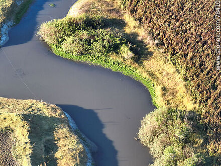 Vista aérea de un tramo del arroyo San Miguel - Departamento de Rocha - URUGUAY. Foto No. 78410