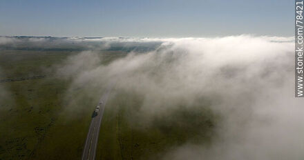 Vista aérea de la bruma matinal sobre ruta 8. Entre la tierra y el cielo. En medio, las nubes - Departamento de Treinta y Tres - URUGUAY. Foto No. 78421