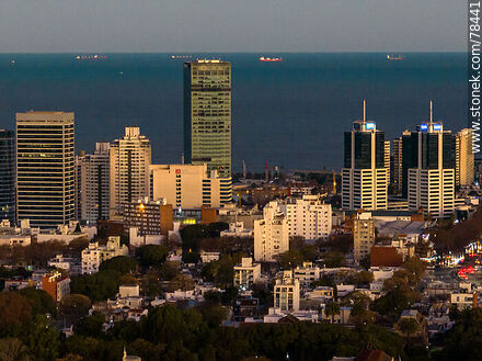 Vista aérea de las torres del barrio al atardecer - Departamento de Montevideo - URUGUAY. Foto No. 78441