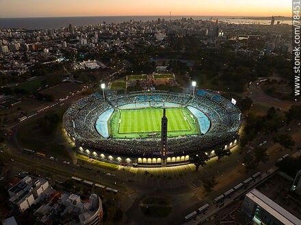 Vista aérea del Estadio Centenario iluminado al atardecer con vista de la cludad - Departamento de Montevideo - URUGUAY. Foto No. 78451