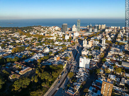 Vista aérea de la Av. L. A de Herrera al sur, la ex Facultad de Veterinaria y edificios del Buceo (año (2022) - Departamento de Montevideo - URUGUAY. Foto No. 78490