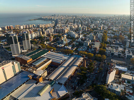 Vista aérea del Montevideo Shopping Center, torres y edificios circundantes - Departamento de Montevideo - URUGUAY. Foto No. 78474