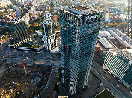 Vista aérea en primer plano de la torre 4 del World Trade Center Montevideo. Torres 1, 3 y 3, hotel Hilton y obra de la torre Platinum - Departamento de Montevideo - URUGUAY. Foto No. 78473