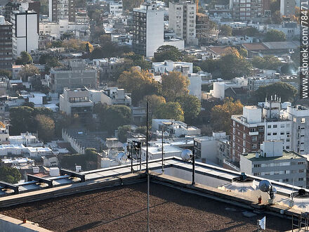 Vista aérea de la azotea de la torre 4 del World Trade Center - Departamento de Montevideo - URUGUAY. Foto No. 78471