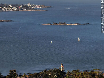 Vista aérea de la torre del museo Larrañaga, Isla de las Gaviotas, Punta Gorda y el Club Náutico - Departamento de Montevideo - URUGUAY. Foto No. 78486