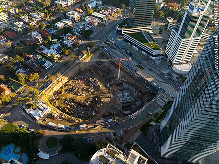 Vista aérea de la construcción de cimientos de la torre Platinum - Departamento de Montevideo - URUGUAY. Foto No. 78470