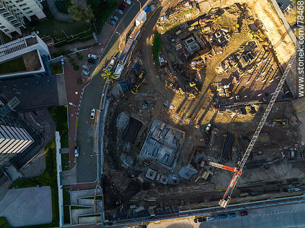 Vista aérea de la construcción de cimientos de la torre Platinum - Departamento de Montevideo - URUGUAY. Foto No. 78468