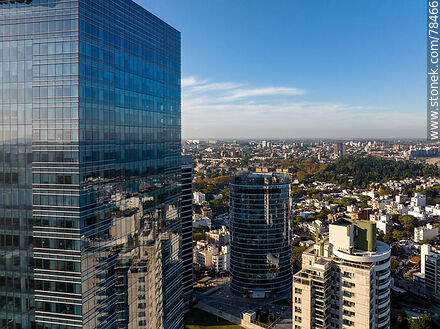 Vista aérea hacia el este del WTC 4, edificio cilíndrico de Zona Franca - Departamento de Montevideo - URUGUAY. Foto No. 78466