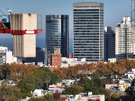 Vista aérea de un contrapeso de grúa y torres del Buceo, Zona Franca, WTC4 y Torres Náuticas - Departamento de Montevideo - URUGUAY. Foto No. 78465