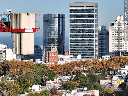 Vista aérea de un contrapeso de grúa y torres del Buceo, Zona Franca, WTC4 y Torres Náuticas - Departamento de Montevideo - URUGUAY. Foto No. 78464