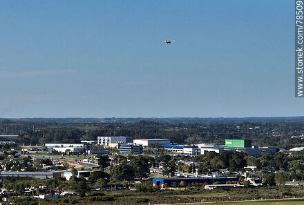 Vista aérea de una avioneta decolando de la pista 06-24 - Departamento de Canelones - URUGUAY. Foto No. 78509