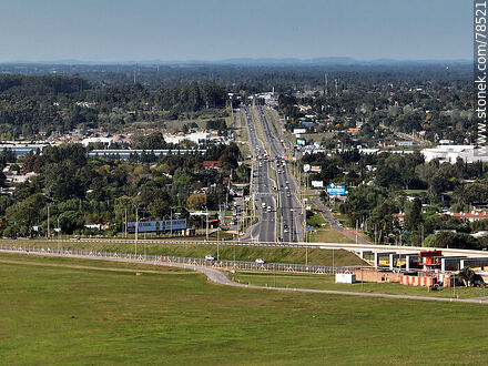Vista aérea de la ruta Interbalnearia desde el aeropuerto al este - Departamento de Canelones - URUGUAY. Foto No. 78521