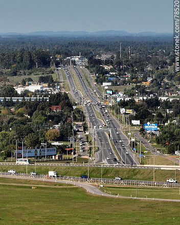Vista aérea de la ruta Interbalnearia desde el aeropuerto al este - Departamento de Canelones - URUGUAY. Foto No. 78520