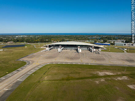 Vista aérea de la pista del aeropuerto - Departamento de Canelones - URUGUAY. Foto No. 78539