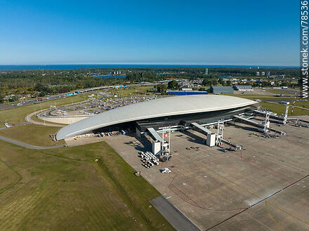 Vista aérea del aeropuerto, el estacionamiento y las mangas de acceso a los aviones - Departamento de Canelones - URUGUAY. Foto No. 78536