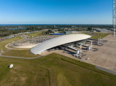 Vista aérea del aeropuerto, el estacionamiento y las mangas de acceso a los aviones - Departamento de Canelones - URUGUAY. Foto No. 78535