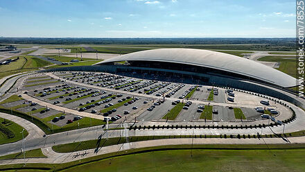 Vista aérea del aeropuerto, el estacionamiento y las mangas de acceso a los aviones - Departamento de Canelones - URUGUAY. Foto No. 78525