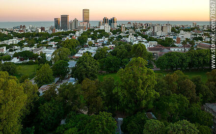 Vista aérea desde la antigua Facultad de Veterinaria (2022) a las torres del Buceo - Departamento de Montevideo - URUGUAY. Foto No. 78567