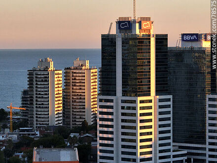 Vista aérea de las torres Náuticas y las del Puerto - Departamento de Montevideo - URUGUAY. Foto No. 78575