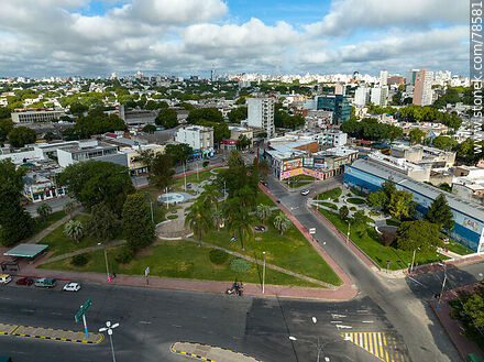 Vista aérea de la plaza Francisco Araúcho y la plazoleta Zelmar Michelini y Héctor Gutiérrez Ruiz - Departamento de Montevideo - URUGUAY. Foto No. 78581
