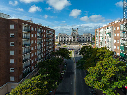 Vista aérea del palacio desde la Av. del Libertador - Departamento de Montevideo - URUGUAY. Foto No. 78604