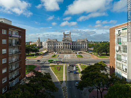 Vista aérea del palacio desde la Av. del Libertador - Departamento de Montevideo - URUGUAY. Foto No. 78603