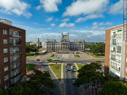Vista aérea del palacio desde la Av. del Libertador - Departamento de Montevideo - URUGUAY. Foto No. 78602