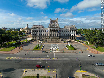 Vista aérea del frente del palacio frente a la Avenida de las Leyes - Departamento de Montevideo - URUGUAY. Foto No. 78600