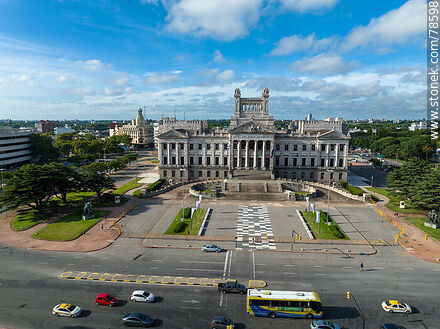 Vista aérea del frente del palacio frente a la Avenida de las Leyes - Departamento de Montevideo - URUGUAY. Foto No. 78598