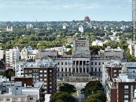 Vista aérea del Palacio Legislativo y la iglesia del Cerrito - Departamento de Montevideo - URUGUAY. Foto No. 78595