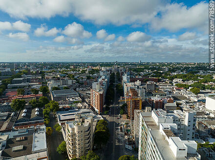 Vista aérea de la Avenida del Libertador hacia el Palacio Legislativo - Departamento de Montevideo - URUGUAY. Foto No. 78589