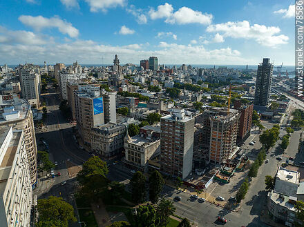 Vista aérea de la plaza Isabel de Castilla, calle La Paz, avenidas Rondeau y Libertador - Departamento de Montevideo - URUGUAY. Foto No. 78586