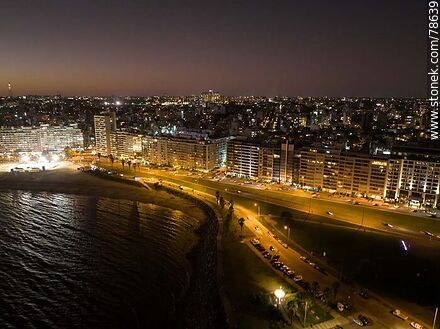 Vista aérea de la rambla de Pocitos y la ciudad de Montevideo - Departamento de Montevideo - URUGUAY. Foto No. 78639