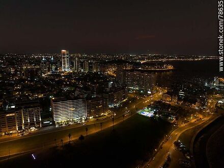 Vista aérea nocturna de Pocitos y Buceo sobre la costa al anochecer - Departamento de Montevideo - URUGUAY. Foto No. 78635