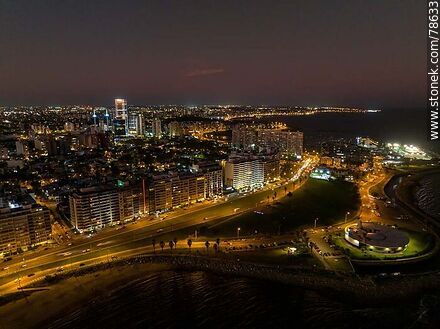 Vista aérea nocturna de Pocitos y Buceo sobre la costa al anochecer - Departamento de Montevideo - URUGUAY. Foto No. 78633