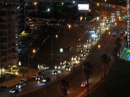 Vista aérea de tránsito vehicular nocturno por la rambla - Departamento de Montevideo - URUGUAY. Foto No. 78624