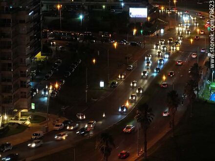Vista aérea de tránsito vehicular nocturno por la rambla - Departamento de Montevideo - URUGUAY. Foto No. 78623