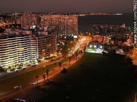 Vista aérea de la rambla Rep. del Perú al anochecer hacia el este - Departamento de Montevideo - URUGUAY. Foto No. 78622