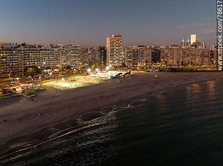 Vista aérea de la playa Pocitos y su área de deportes iluminadas al anochecer - Departamento de Montevideo - URUGUAY. Foto No. 78617