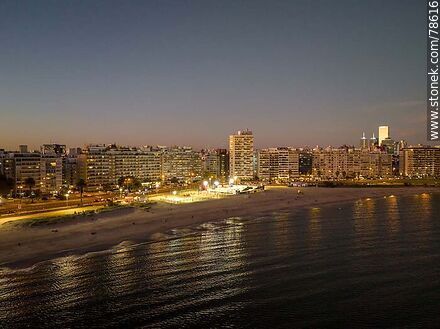 Vista aérea de la playa Pocitos y su área de deportes iluminadas al anochecer - Departamento de Montevideo - URUGUAY. Foto No. 78616